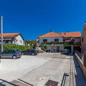 https://kelava-apartments-rooms.hotelinzadar.com